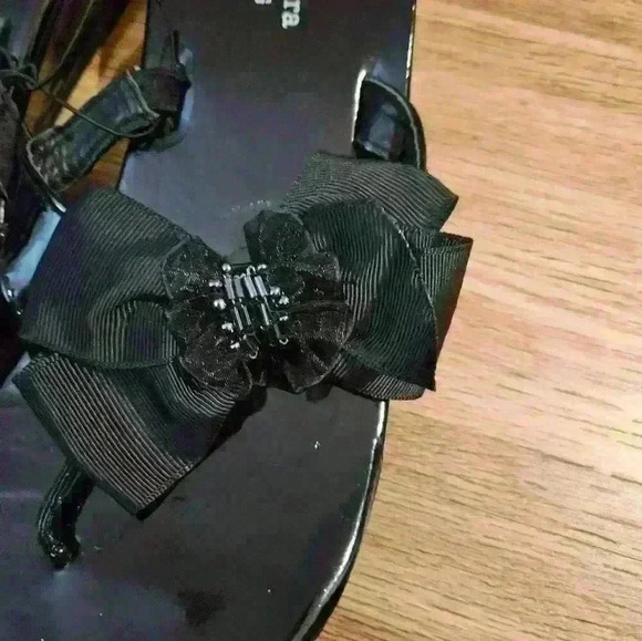 Simply Vera Vera Wang Black sandals with a bow. Slight wedge. Size small 5-6 - Picture 3 of 7